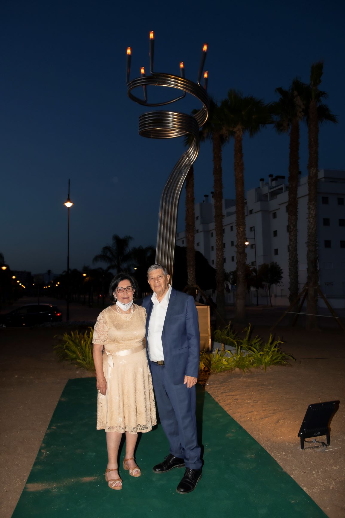 Avner Shalev y Perla Hazan en la Inauguración de la Glorieta Avner Shalev junto a la Menorá de Yad Vashem